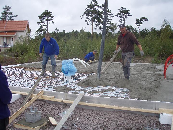 gjutning av plattan tomt 1, kvarter 43120.JPG - Gjutning av plattan.